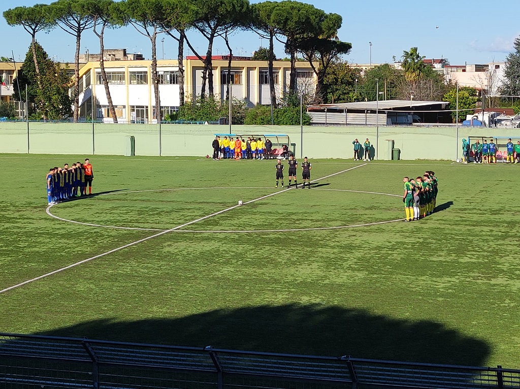 Le due formazioni durante il minuto di silenzio per ricordare la tragedia di Ischia