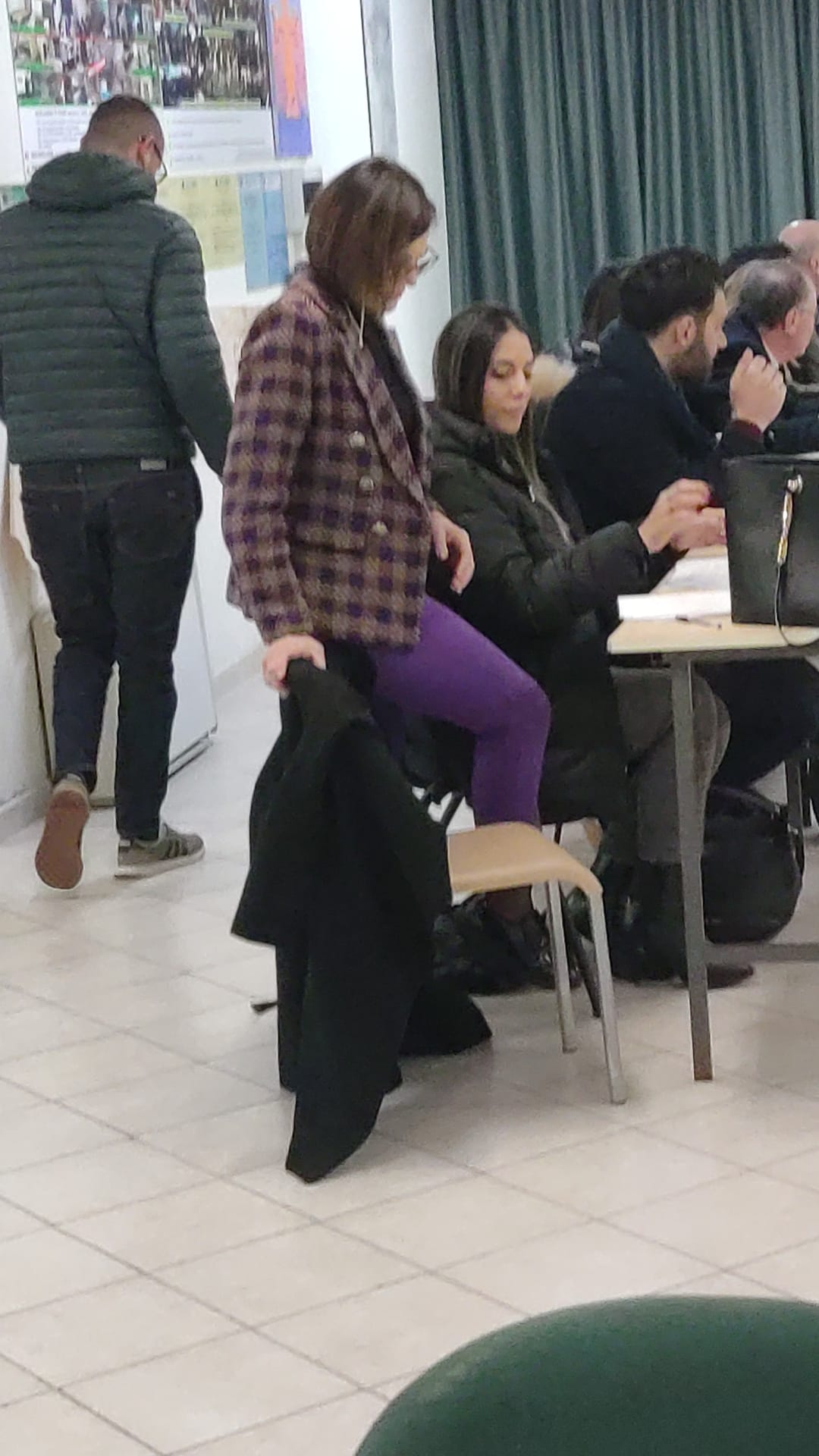 Giovanna Palmiero mentre si accomoda per la prima volta fra i banchi della minoranza