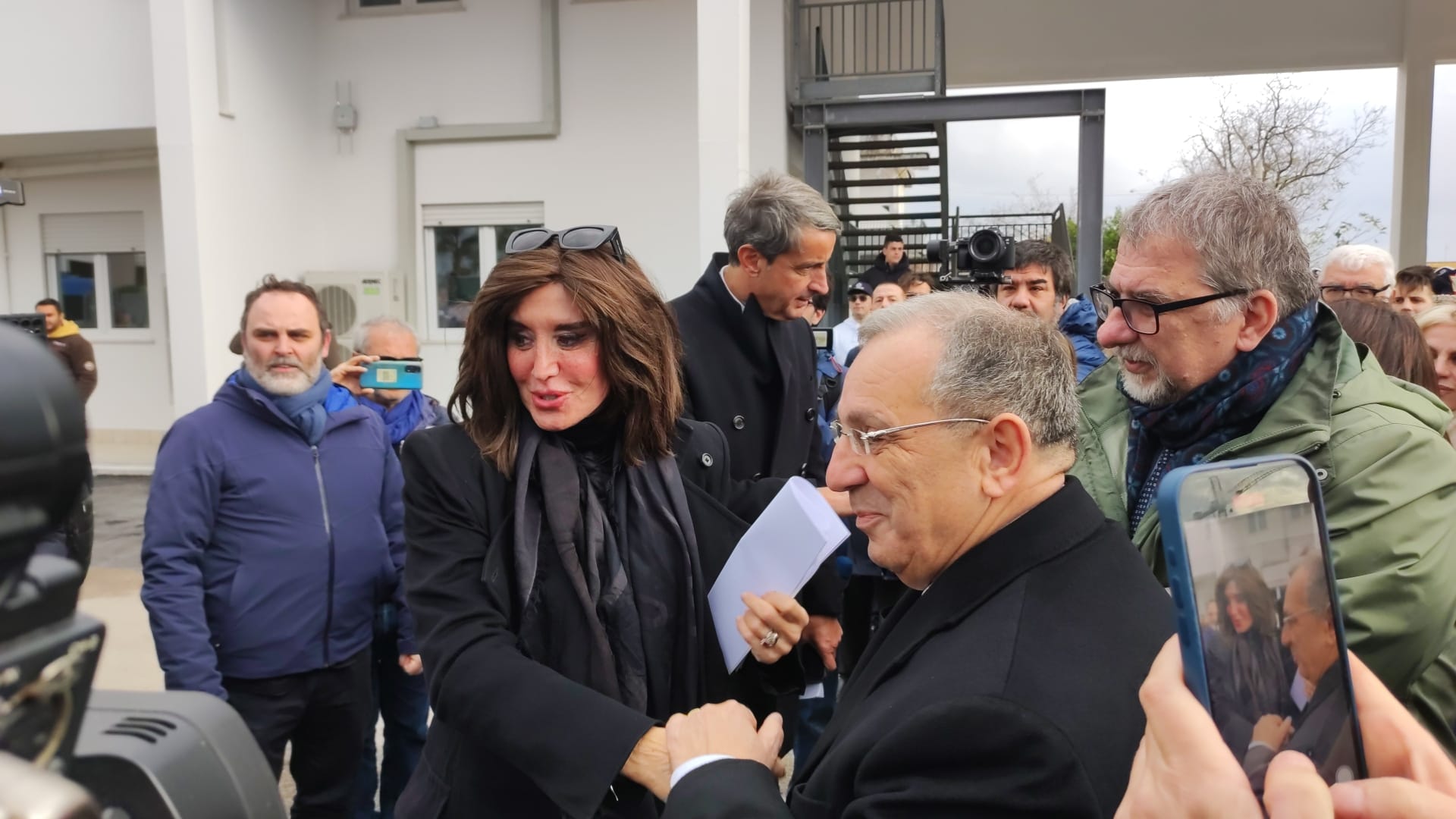 Il Ministro Annamaria Bernini saluta il prefetto di Napoli