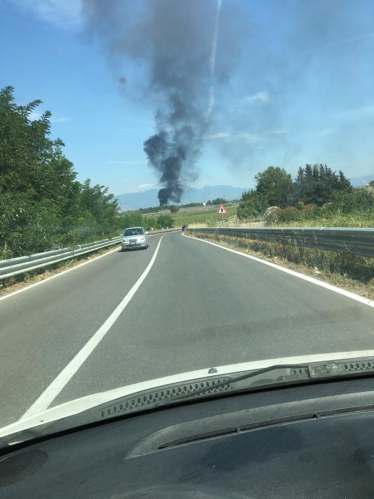 L'incendio visibile anche da lontano