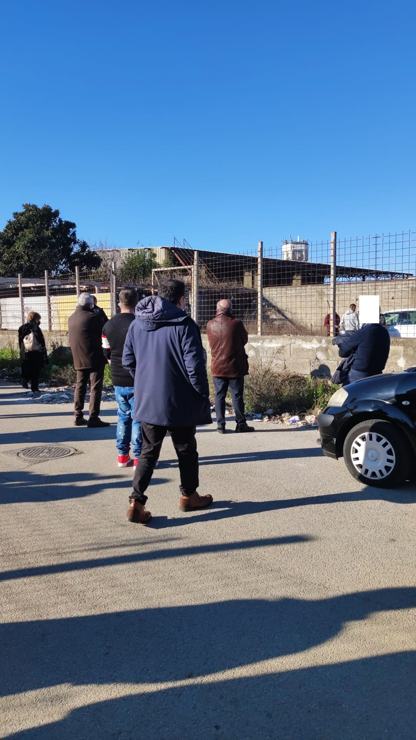 La gente davanti al casolare dove è stato ritrovato il cadavere dell'uomo