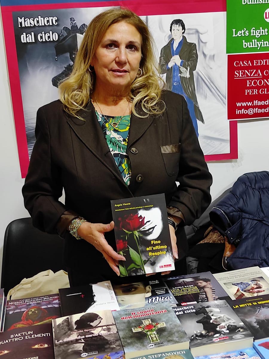 La scrittrice Angela Visone al Salone del Libro di Torino