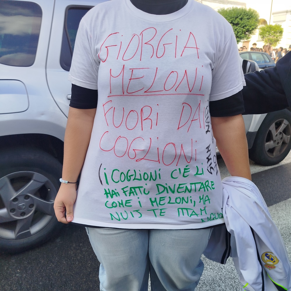 Una ragazza con la maglia piena di scritte