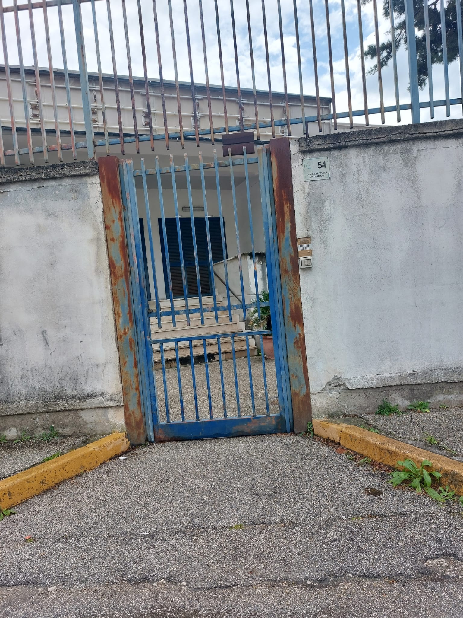 L'ingresso della sede dei vigili urbani di Casoria