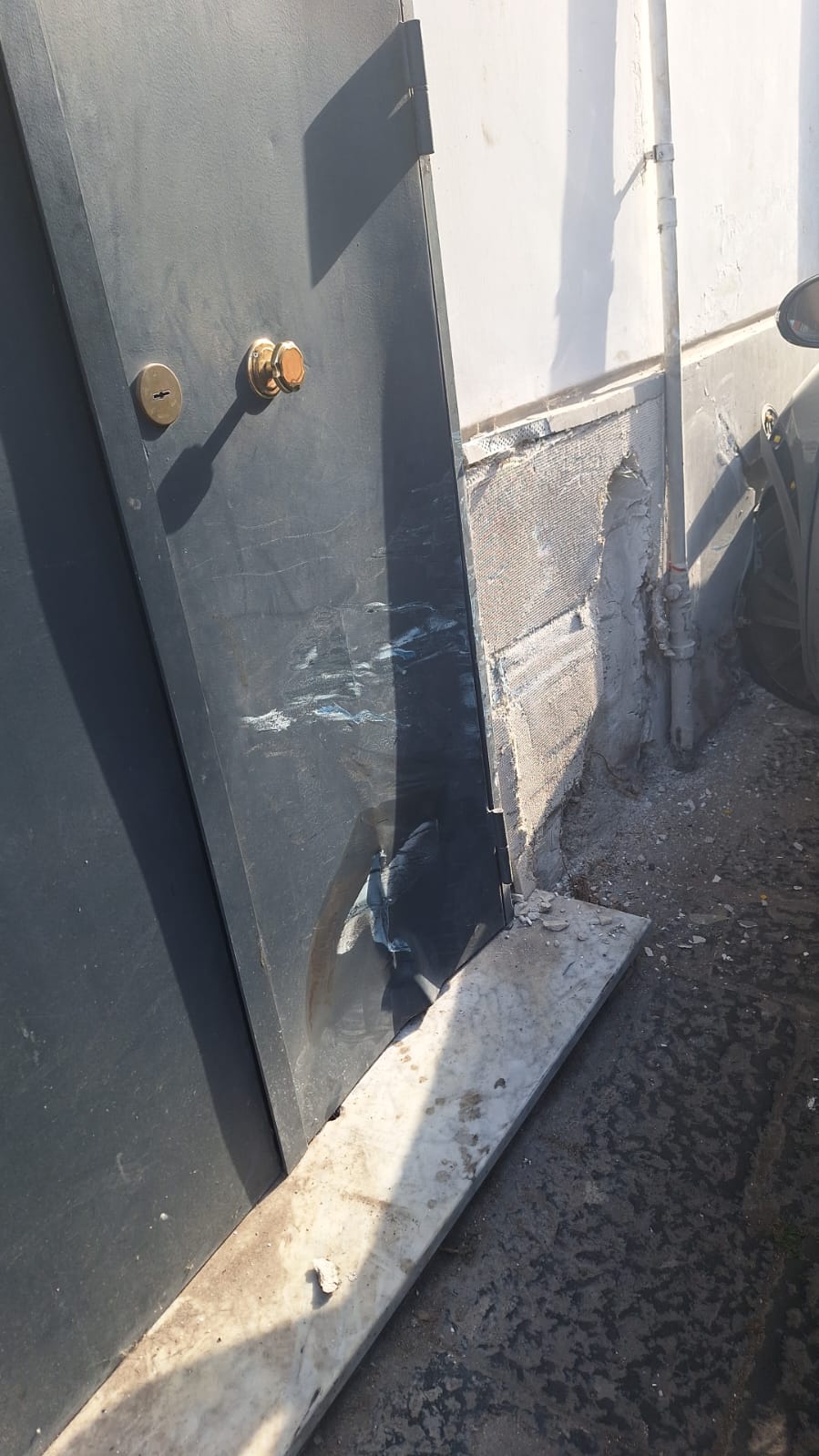 La porta danneggiata