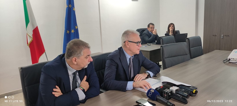 Il ministro della PA Zangrillo (a destra nella foto)