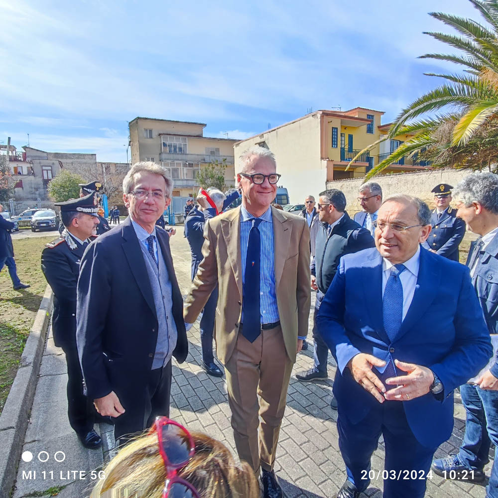 Il ministro Paolo Zangrillo (al centro)